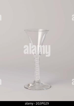 Verre lisse avec calice en forme de trompette. Verre lisse avec pied conique et tribu droite, légère et concave. Dans le tronc une guirlande blanche opaque multiple autour d'une double spirale blanche, devenant dans un calice en trompette. Banque D'Images