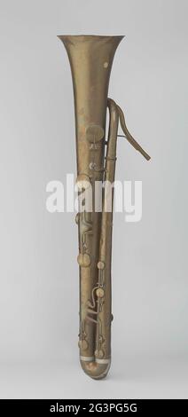 Ophiclee ou oupholène (ancienne orthographe): Instrument à vent en cuivre avec 10 vannes. Instrument de vent en cuivre, une sorte de tuba mais ensuite avec la coupe vers l'avant composée de trois parties. Une vanne et l'embout buccal sont manquants. Plaque en laiton inférieure avec bord en cuivre. L'intérieur des soupapes est recouvert de cuir ou de feutre. Les pièces sont en laiton. Banque D'Images