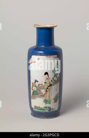 Vase cylindrique bleu poudre et une dame chinoise sur une terrasse. Vase à roulettes en porcelaine à épaulement plat, col droit et bord évasé, peint en bleu sous-glaçure et sur le bleu, rouge, vert, jaune, aubergine, noir et or. Le mur est recouvert de bleu clair poudré (poudre bleue) avec deux réserves rectangulaires avec des coins pressés, celui rempli d'une dame chinoise avec un balai sur une terrasse avec un canapé, entouré de rochers et de plantes, L'autre avec une dame chinoise avec une branche et une gamme dans un jardin clôturé avec un canapé et un tabouret entouré de rochers, de plantes et d'un arbre; autour du parcours Banque D'Images