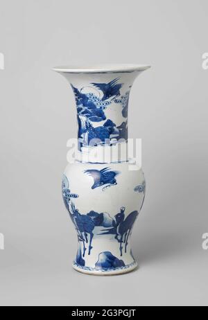 Vase avec cerfs et grues dans un paysage aquatique. Vase en porcelaine en forme de baluster avec une bouche en trompette, peint en bleu sous-glaçure. Sur le mur un paysage de rivière avec deux cerfs, une grue volante et un sur une branche d'une crème de douleur. La même décoration sur le cou. Le bord extérieur avec une bande avec des motifs de nuage. Le fond avec un double cercle. Bleu blanc. Banque D'Images