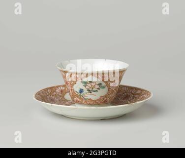 Tasse et soucoupe avec UNE Dame avec panier à fleurs et plantes à fleurs en panneaux. Tasse et soucoupe de porcelaine avec paroi d'épandage, peinte sur le glaçage en bleu, rouge, rose, vert, noir et or. Sur le plateau un médaillon avec une dame dans un paysage avec un panier floral; pour passer les boissons de fleurs à économie de médaillon et trois cartouilles avec des plantes à fleurs (O.A. Lotus) dans un sol doré. Le plat et la tasse ont été cassés. Famille Rose. Banque D'Images