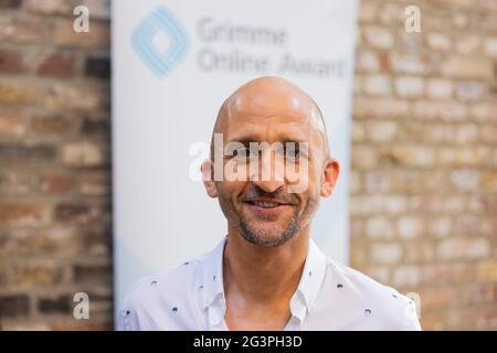 Cologne, Allemagne. 17 juin 2021. Markus Barth, comédien, sourit lors de la cérémonie du Prix Grimme Online. Le Grimme Online Award est le prix allemand le plus important pour le journalisme en ligne exceptionnel et est présenté depuis 2001. Il est également souvent utilisé pour identifier les tendances de l'année. Credit: Rolf Vennenbernd/dpa/Alay Live News Banque D'Images