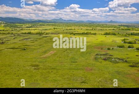 Plateau de la région de Lika une vue aérienne du paysage croate Banque D'Images