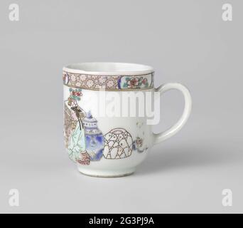 Tasse avec poignée avec deux dames à une table entourée d'objets. Tête d'oreille en porcelaine, peinte sur le vernis en bleu, rouge, rose, vert, jaune, noir et or. Sur l'extérieur de la tête deux dames assis à une table avec un plateau avec des ensembles de thé; les dames sont entourées de différents objets tels que des tables, vases, trépied, doigt citron, turbine, Rouleaux etc.; autour du bord un lien avec la serviette interspersed avec une branche de fleur dans une cartouche. Famille Rose. Banque D'Images