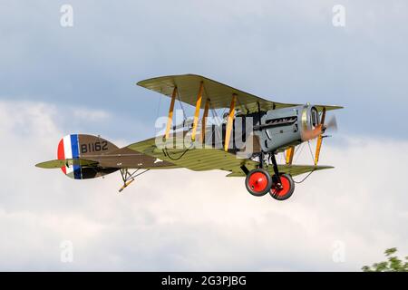 1917 Bristol F.2b Fighter Airborne au Shuttleworth Flying Festival of Britain Airshow le 6 juin 2021 Banque D'Images