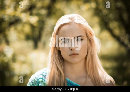 Belle jeune femme blonde avec une peau parfaite dans le parc Banque D'Images