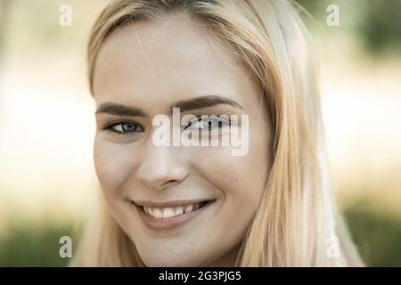 Jolie dame souriante dans le parc Portrait en gros plan Banque D'Images