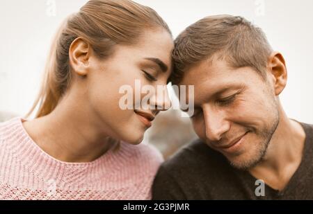 Portrait du jeune couple amoureux dans la nature Banque D'Images