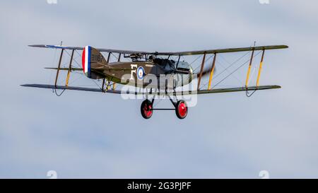 1917 Bristol F.2b Fighter Airborne au Shuttleworth Flying Festival of Britain Airshow le 6 juin 2021 Banque D'Images