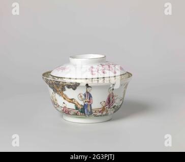 Soucoupe couverte avec deux femmes chinoises et trois garçons dans un jardin clos. Tête de couvercle en porcelaine en forme de cloche, couvercle avec bouton annulaire, peint sur la glaçure en bleu, rouge, rose, vert, jaune, noir et or. Deux femmes chinoises avec trois garçons jouant dans un jardin clos avec des rochers et des arbres montrés à côté d'un pavillon; le bord intérieur avec un groupe avec Meissen. Famille Rose. Banque D'Images