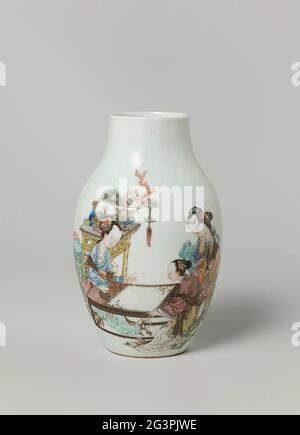 Vase ovoïde avec quatre dames et deux enfants à une table et avec une inscription. Vase en porcelaine en forme d'oeuf à col court et large, peint sur le glaçage en bleu, rouge, rose, vert, jaune, violet, noir et or. Sur le mur une scène de deux dames qui jouent à une table avec quatre spectateurs, deux dames et deux enfants, à côté des spectateurs un vase de fleur, derrière les enfants jouant une table avec des antiquités (vase avec des plumes de paon, corail, arnaque, pierre musicale, brûleur d'Encens), à côté de la table, deux grands vases. De l'autre côté, une inscription 'image de a' Go 'image, peinte le jour de fl Banque D'Images