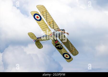 1917 Bristol F.2b Fighter Airborne au Shuttleworth Flying Festival of Britain Airshow le 6 juin 2021 Banque D'Images