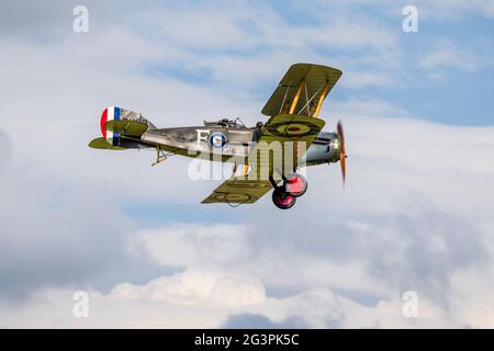 1917 Bristol F.2b Fighter Airborne au Shuttleworth Flying Festival of Britain Airshow le 6 juin 2021 Banque D'Images