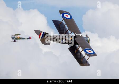 1917 Bristol F.2b Fighter Airborne au Shuttleworth Flying Festival of Britain Airshow le 6 juin 2021 Banque D'Images