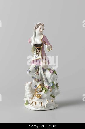 La bergerie. Figure de porcelaine peinte. Sur un piédestal irrégulier, une femme (berger) est à une souche d'arbre à laquelle pend une basse de berger, avec un mouton couché à ses pieds. La figure a été marquée. Banque D'Images