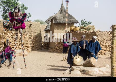 Danseurs Dogon exécutant la danse rituelle Dama portant des masques Kanaga, Mali Banque D'Images