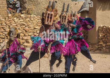 Danseurs Dogon exécutant la danse rituelle Dama portant des masques Kanaga, Mali Banque D'Images