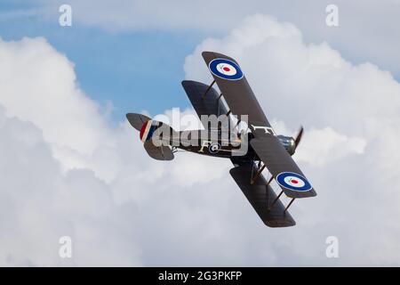 1917 Bristol F.2b Fighter Airborne au Shuttleworth Flying Festival of Britain Airshow le 6 juin 2021 Banque D'Images