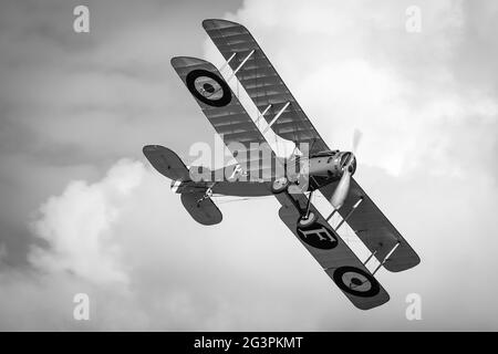 1917 Bristol F.2b Fighter Airborne au Shuttleworth Flying Festival of Britain Airshow le 6 juin 2021 Banque D'Images