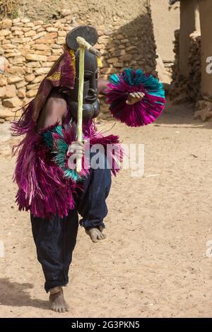 Danseurs Dogon exécutant la danse rituelle Dama portant des masques Kanaga, Mali Banque D'Images
