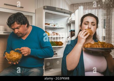 Couple positif de corps ayant plaisir avec manger malsain Banque D'Images