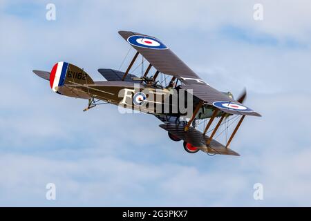 1917 Bristol F.2b Fighter Airborne au Shuttleworth Flying Festival of Britain Airshow le 6 juin 2021 Banque D'Images