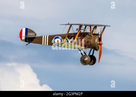 1918 Soopwith Camel en vol au Shuttleworth Flying Festival of Britain Airshow le 6 juin 2021 Banque D'Images