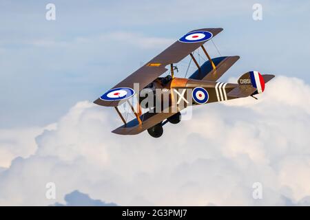 1918 Soopwith Camel en vol au Shuttleworth Flying Festival of Britain Airshow le 6 juin 2021 Banque D'Images