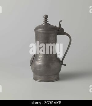 Boîte de guilde d'étain pour la guilde de recrutement. Carafe d'étain, de la guilde de tisserand. Le pied est décoré de pneus profilés. Au-dessus de lui la carafe en forme de balhute avec inscription et motifs de rang et un médaillon génératif avec une arme. La capote est fermée par un couvercle voûté avec un bouton. La simple confiance du pouce s'étend dans la poignée décorée à travers une double charnière, qui se recourbe légèrement vers le bas. Banque D'Images