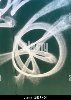 Graffiti abstrait sur un mur de chantier à Brooklyn, NY. Banque D'Images