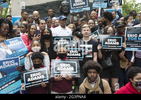 Eric Adams et les partisans ont un rassemblement alors que le président de Brooklyn Borough se présente pour le maire de New York. Cadman Plaza, Brooklyn, New York. Banque D'Images