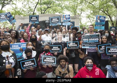 Eric Adams et les partisans ont un rassemblement alors que le président de Brooklyn Borough se présente pour le maire de New York. Cadman Plaza, Brooklyn, New York. Banque D'Images