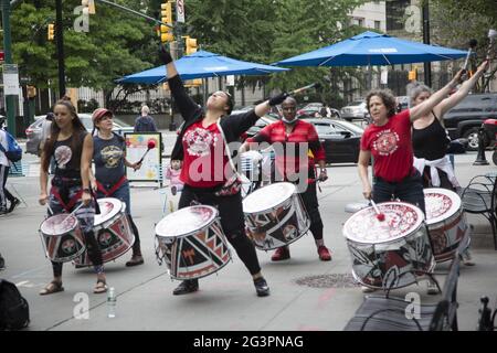 Les batteurs de Batala s'exercent sur une place dans le centre-ville de Brooklyn. Banque D'Images