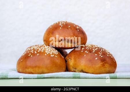 Petits pains à hamburger faits maison avec graines de sésame. Banque D'Images