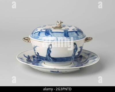 Bol couvert avec support. Sous-carat de bol avec couvercle en porcelaine, peint en bleu sous-glaçure. Représentation continue d'une terrasse clôturée avec deux femmes chinoises (longues lignes) représentées, et quatre palmiers et deux bananiers. Trois branches de pêche à l'arrière. Le dessous est marqué par la marque de six caractères de l'empereur Kangxi dans un double cercle. Une fissure et une pastille dans le bord de la boîte. Bleu blanc. Banque D'Images