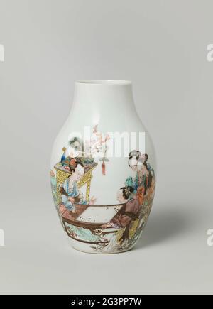 Vase ovoïde avec quatre dames et deux enfants à une table et une inscription. Vase en porcelaine en forme d'oeuf à col court et large, peint sur le glaçage en bleu, rouge, rose, vert, jaune, violet, noir et or. Sur le mur une scène de deux dames qui jouent à une table avec quatre spectateurs, deux dames et deux enfants, à côté des spectateurs un vase de fleur, derrière les enfants jouant une table avec des antiquités (vase avec des plumes de paon, corail, arnaque, pierre musicale, brûleur d'Encens), à côté de la table, deux grands vases. De l'autre côté, une inscription 'image d'un' Go 'jeu, peinte le jour des fleurs Banque D'Images