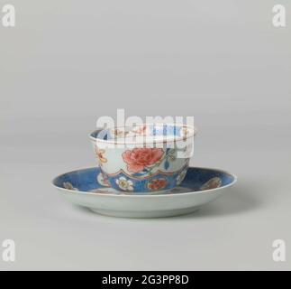 Tasse et soucoupe avec manuscrits incisés de Lotus et FlowerSpires en cartouris. Tasse et soucoupe de porcelaine à paroi droite, peinte sur le glaçage en bleu, rouge, rose, vert, jaune et noir. Sur le plat du plat un cartouche de lobé avec des branches de fleurs (O.. pivoine, chrysanthème, aster, orchidée); sur le mur email bleu avec des boissons de lotus ingantées, des fleurs décortiquées et des médaillons avec des branches de fleurs. La tête avec la même décoration. Une puce et une fissure sur le bord de la boîte. Famille Rose. Banque D'Images