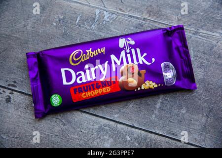 Lait Cadbury's Dairy, fruits et noix hachés Banque D'Images