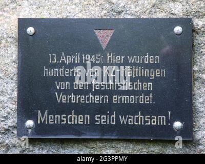 Pierre commémorative d'un massacre de prisonniers de camp de concentration 13.4.1945 Berliner Chaussee Magdeburg Banque D'Images