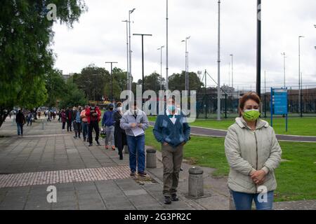 Bogota, Colombie. 17 juin 2021. Des centaines de personnes se font la queue pour recevoir la deuxième dose du vaccin Covid 19 de Pfizer à la Movistar Arena de Bogota, en Colombie, le 17 juin 2021. Peu après que la Colombie ait commencé à vacciner les citoyens de plus de 45 ans. Crédit : long Visual Press/Alamy Live News Banque D'Images