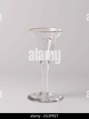 Slinger verre avec une vigne. Kelkglas avec pied conique et tronc droit. Dans la déformation spirale à air multiple. Stam en continu dans un calice en trompette, peint autour d'une vigne blanche. Le long du bord supérieur d'un tris perforé or. Banque D'Images