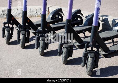 Russie. Vyborg. 06.06.2021 trottinettes électriques sont rangées dans la rue. Photo de haute qualité Banque D'Images