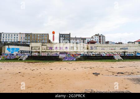 Les graffitis et les graffitis, Lido, Margate, Kent. Banque D'Images