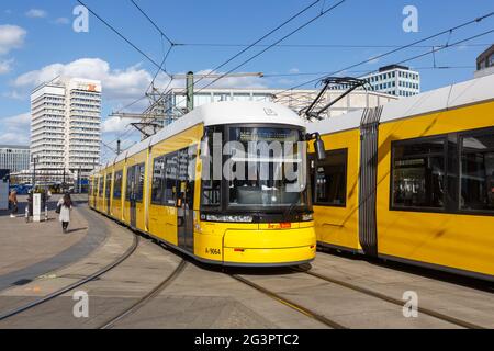 Berlin, Allemagne - 23 avril 2021 : tramway Bombardier FLEXITY transport en commun Alexanderplatz à Berlin, Allemagne. Banque D'Images