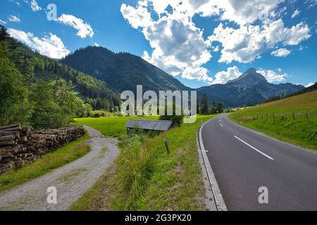 Panorama sur la montagne le long de la route près de Johnsbach dans le parc national de Gesäuse Banque D'Images