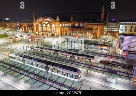 Brême, Allemagne - 19 avril 2021 : tram, transports en commun Hauptbahnhof, gare centrale de Brême, Allemagne. Banque D'Images