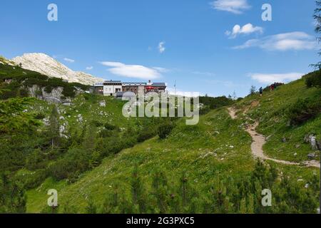 AUTRICHE, STYRIE, PARC NATIONAL DE GESÄUSE - 28 JUILLET 2020 : refuge de montagne Hesshütte sur la selle Ennseck Banque D'Images