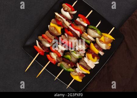 Kebab de poulet cru aux légumes et aux épices. Vue de dessus. Banque D'Images