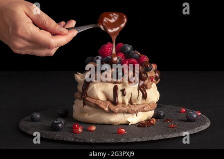 Dessert à la meringue Pavlova avec des mûres fraîches et des framboises. Banque D'Images