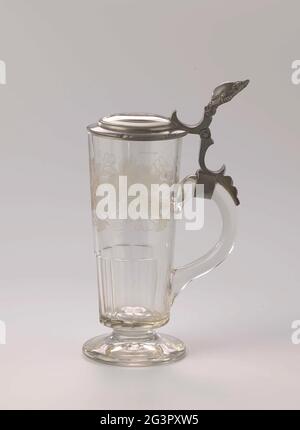 Pul avec vignes et portrait d'un homme sur le couvercle. . Banque D'Images